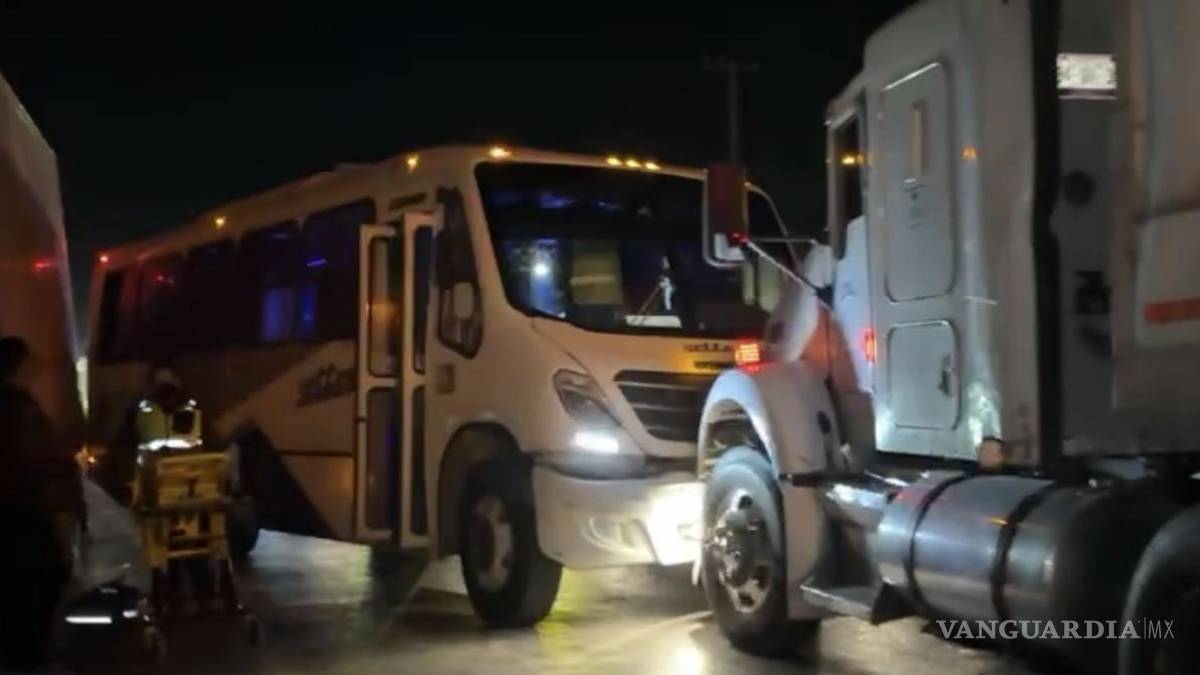 Choque entre tráiler y camión de personal deja tres heridos en carretera a Zacatecas