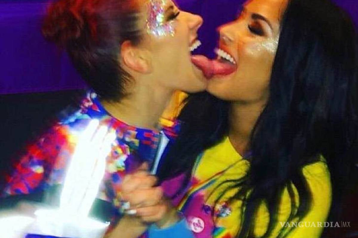 Demi Lovato se besa con mujer, sube foto y luego la elimina