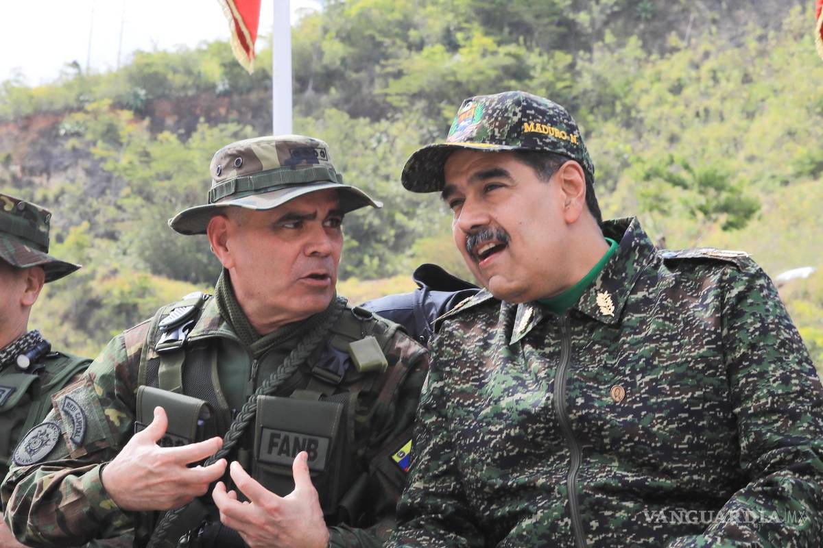 $!El presidente de Venezuela, Nicolás Maduro (d), junto al ministro de Defensa, Vladimir Padrino López en Caracas, Venezuela.