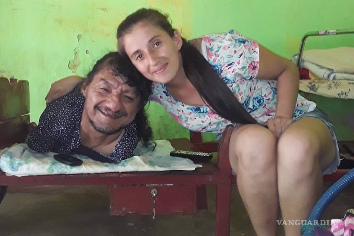 Su esposa lo abandonó, no tiene piernas ni brazos, aún así crió a sus hijas