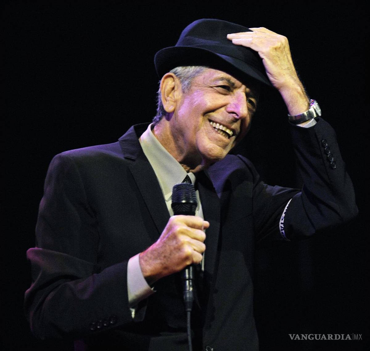 $!Leonard Cohen en su presentación durante el primer día del Festival de Arte y Música de Coachella en Indio, California, el 17 de abril de 2009.