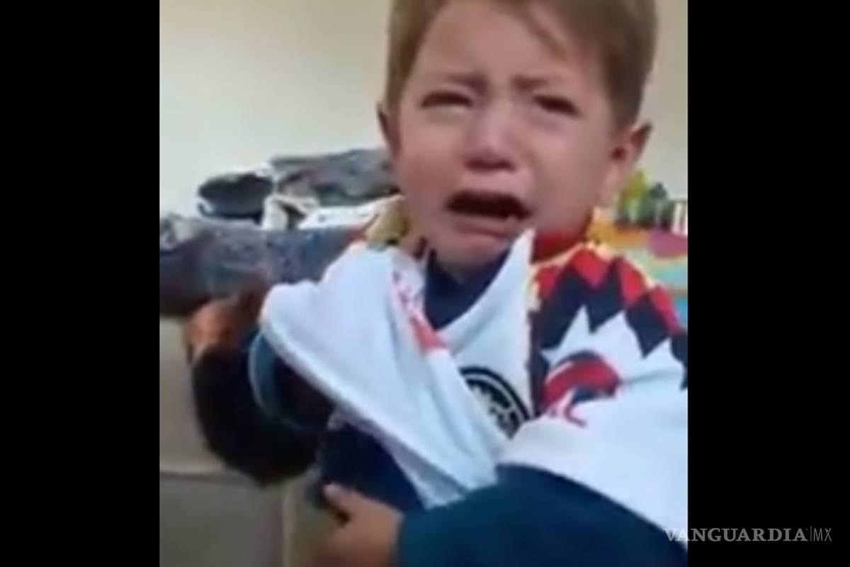 El niño que llora cuando le ponen la playera del América