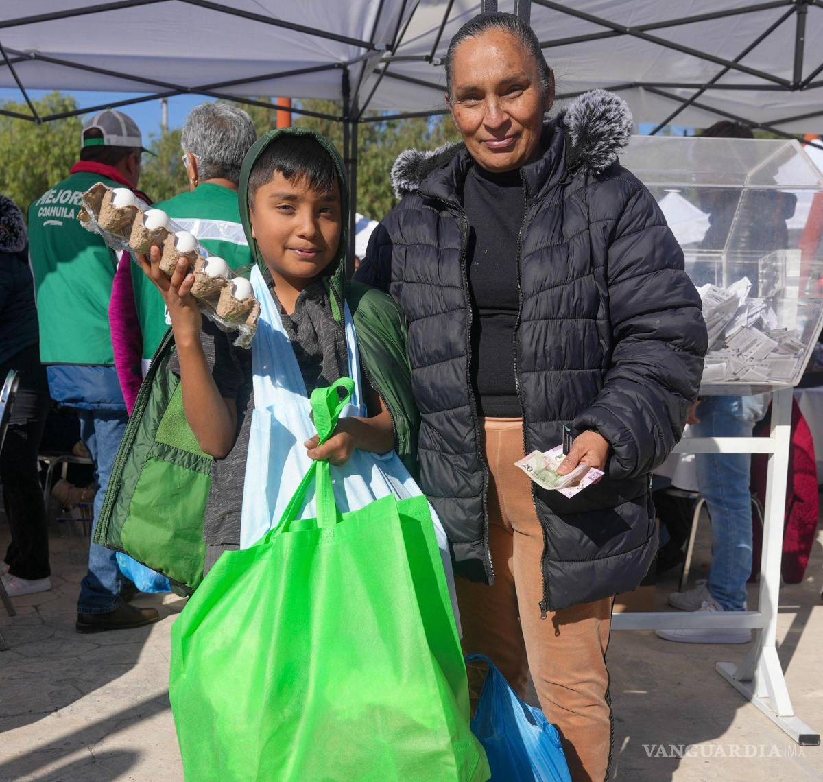 $!Productos frescos y de calidad fueron puestos a disposición de la ciudadanía en un esquema de apoyo directo a la economía familiar.