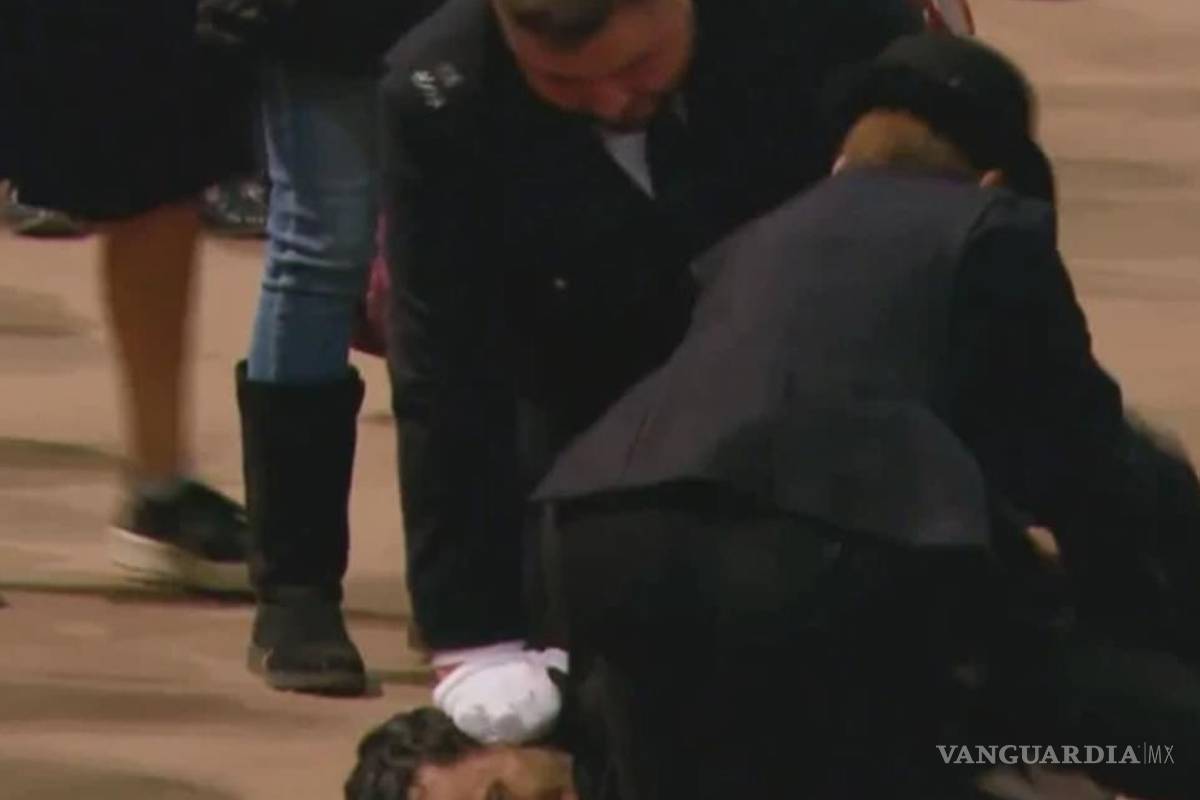 Detienen a hombre por lanzarse a féretro de la reina Isabel II