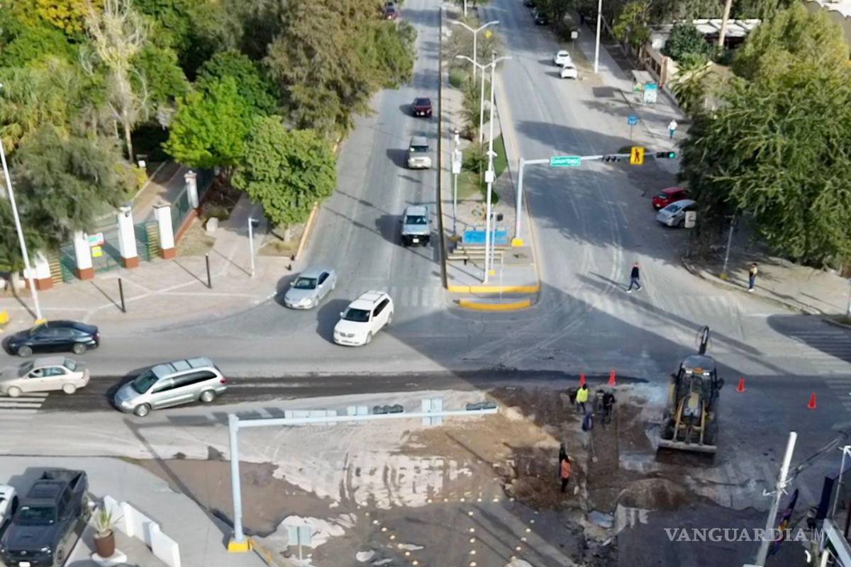 $!Personal del SIMAS Torreón y agentes de Tránsito resguardan la zona de obras, donde se instalarán 100 metros de tubería de alta durabilidad para mejorar el sistema de drenaje sanitario.