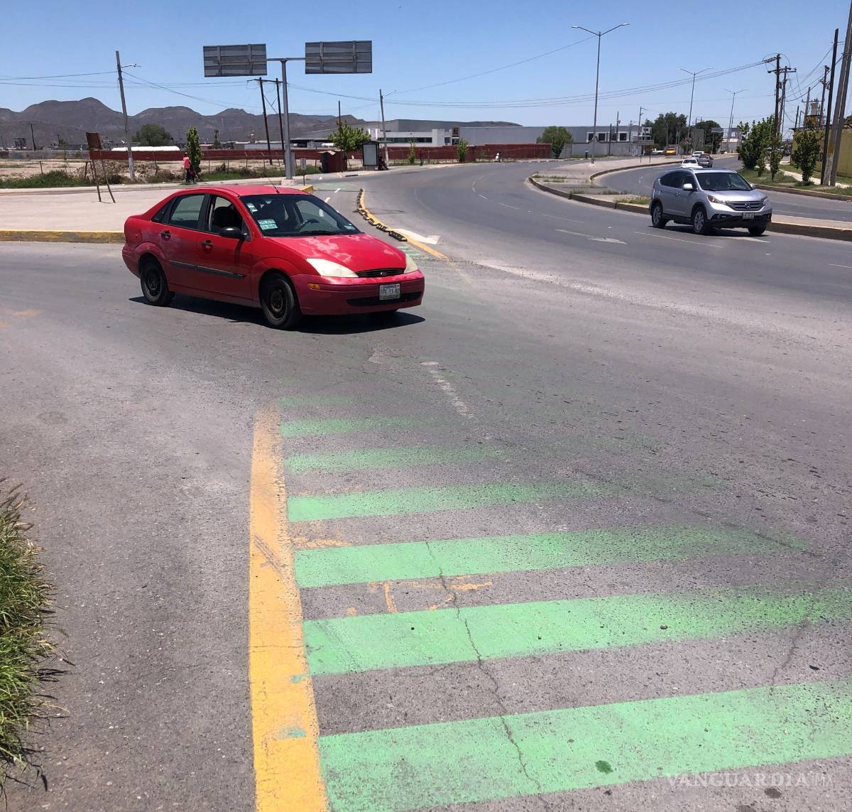 $!En cuatro meses automovilistas saltillenses destruyen tramo de ciclovía rehabilitada