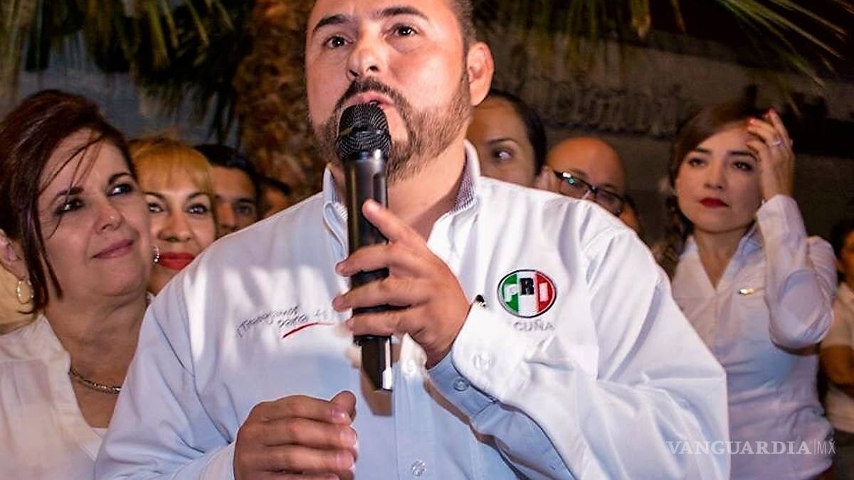 Beneficiarios entregan tarjetas del PAN al PRI en Acuña