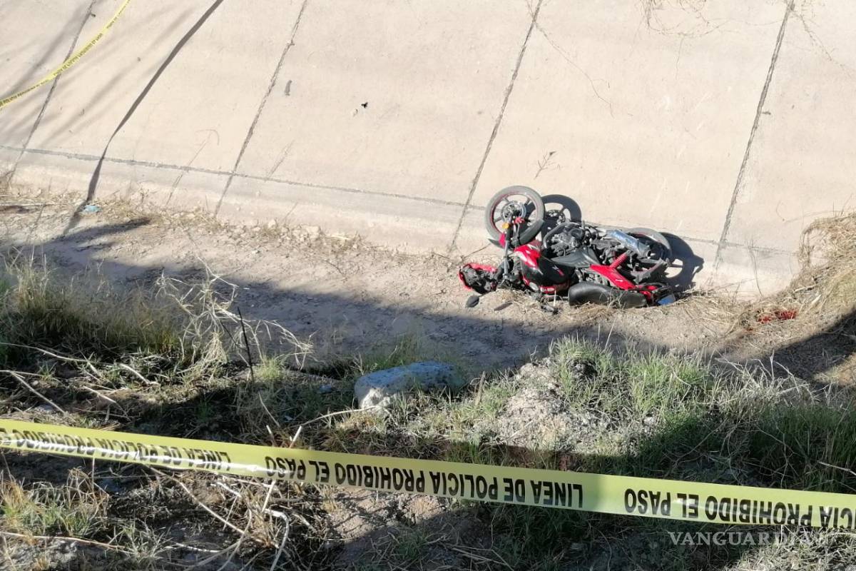 Muere motociclista al caer en canal de riego