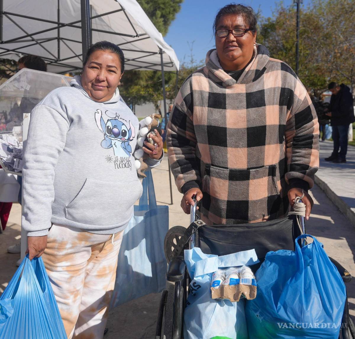 $!Con una inversión mínima, vecinos lograron surtir parte de su despensa semanal durante la jornada en la colonia Manantiales.