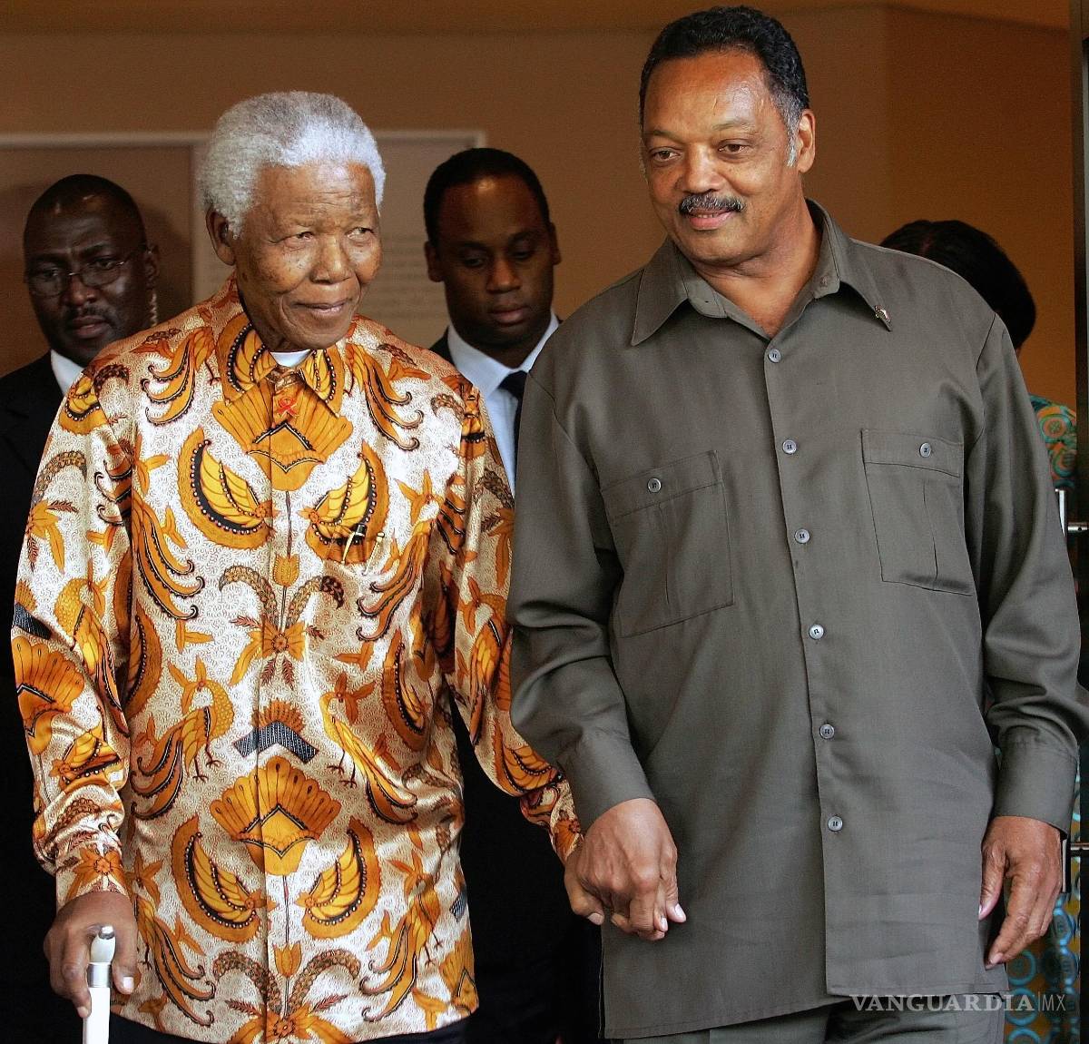 $!El ex presidente sudafricano Nelson Mandela con el reverendo Jesse Jackson después de su reunión en Johannesburgo, Sudáfrica, el 26 de octubre de 2005.