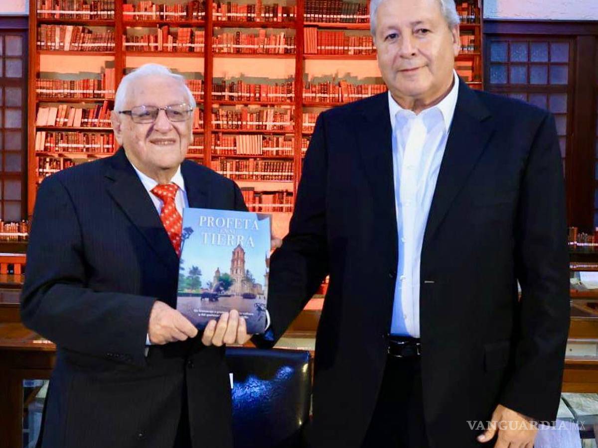 $!Durante la ceremonia, también fue presentado el libro “Profeta en su tierra”, de la autoría de Armando Fuentes Aguirre, “Catón”.