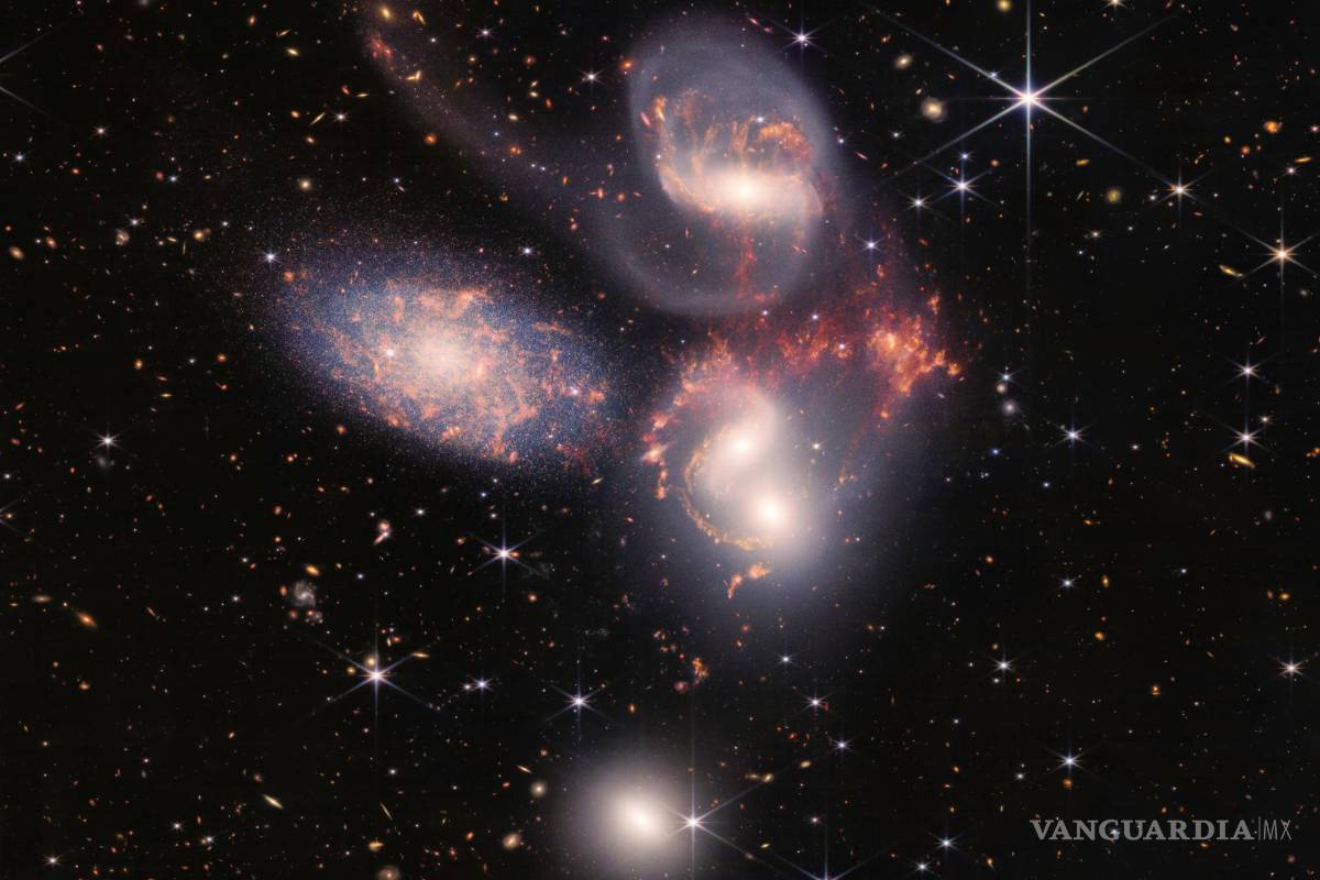 $!En la imagen el Quinteto de Stephan, una agrupación visual de cinco galaxias, bajo una nueva luz tomada por el Telescopio Espacial James Webb.