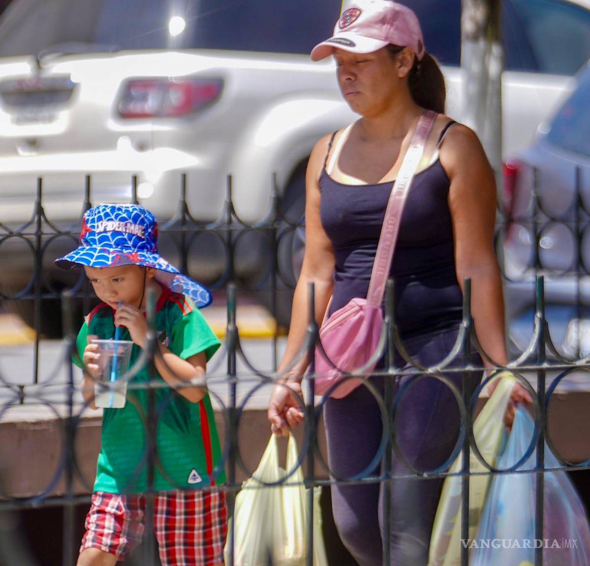 $!La hidratación constante y la atención médica oportuna son claves para proteger la salud durante la temporada de calor.
