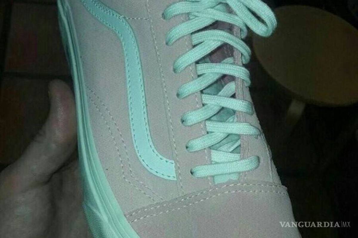 Verde con gris, o rosa con blanco, ¿de qué color son estos tenis?