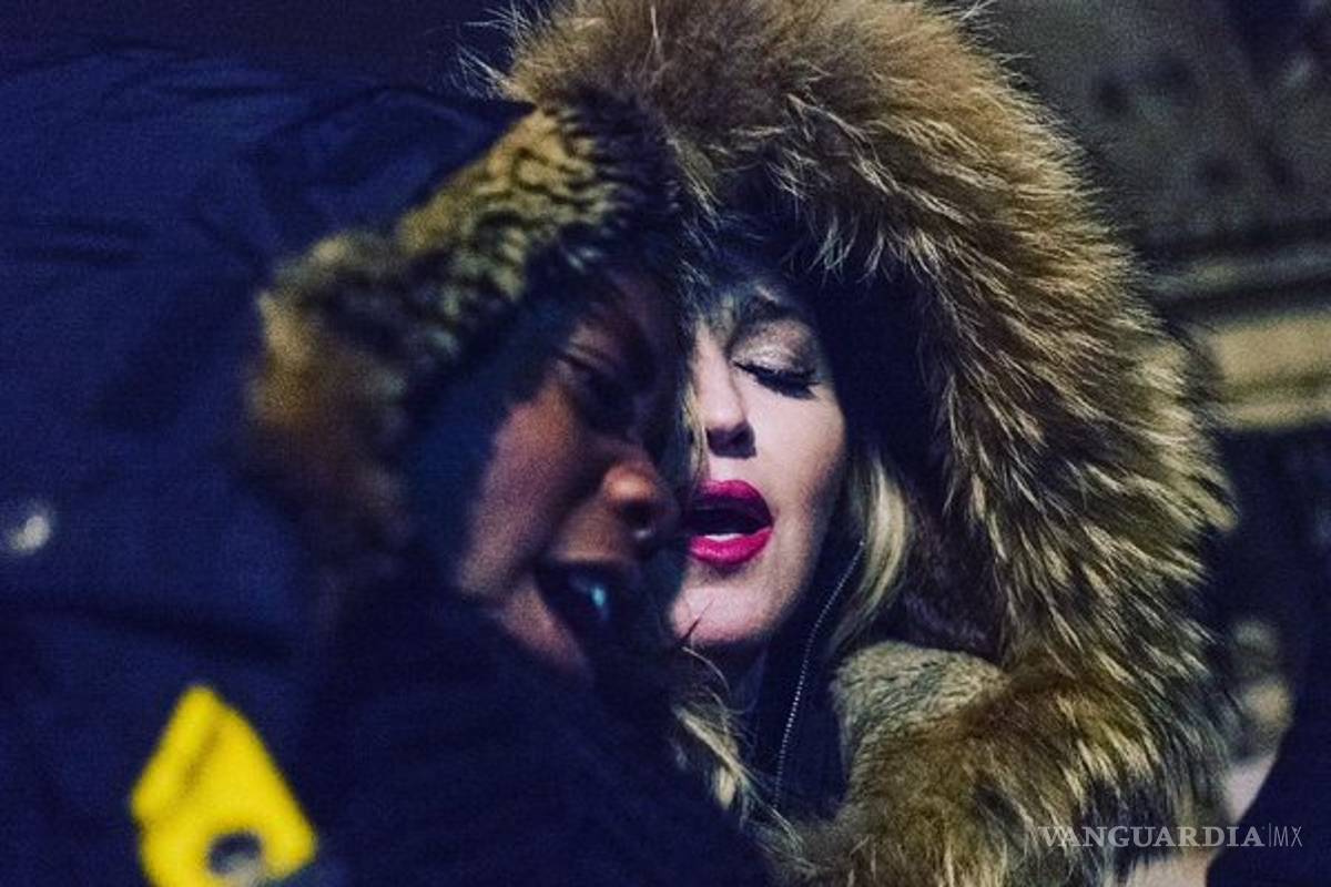 Madonna sorprende al cantar por la paz en plaza de París