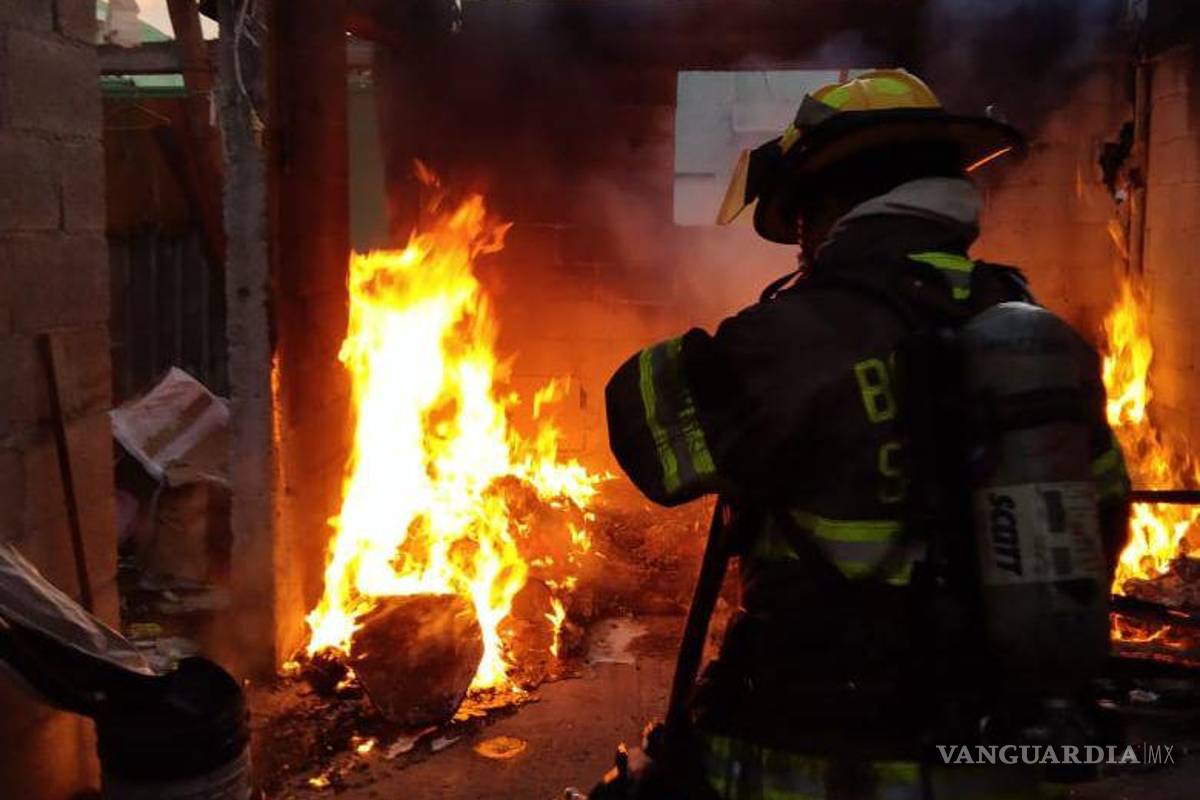 Arde casa abandonada en Zona Centro de Saltillo