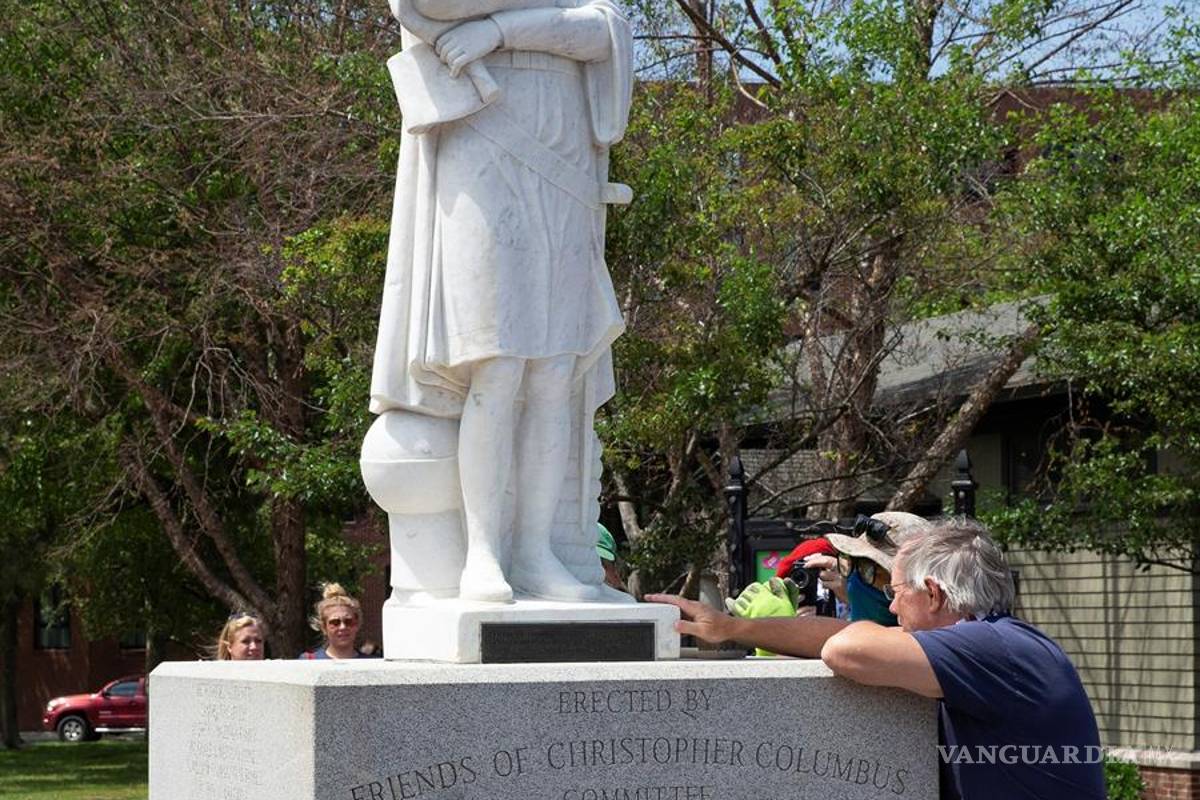 $!Monumentos y estatuas son víctimas de la ira y las protestas antirracistas en todo el mundo (fotos)