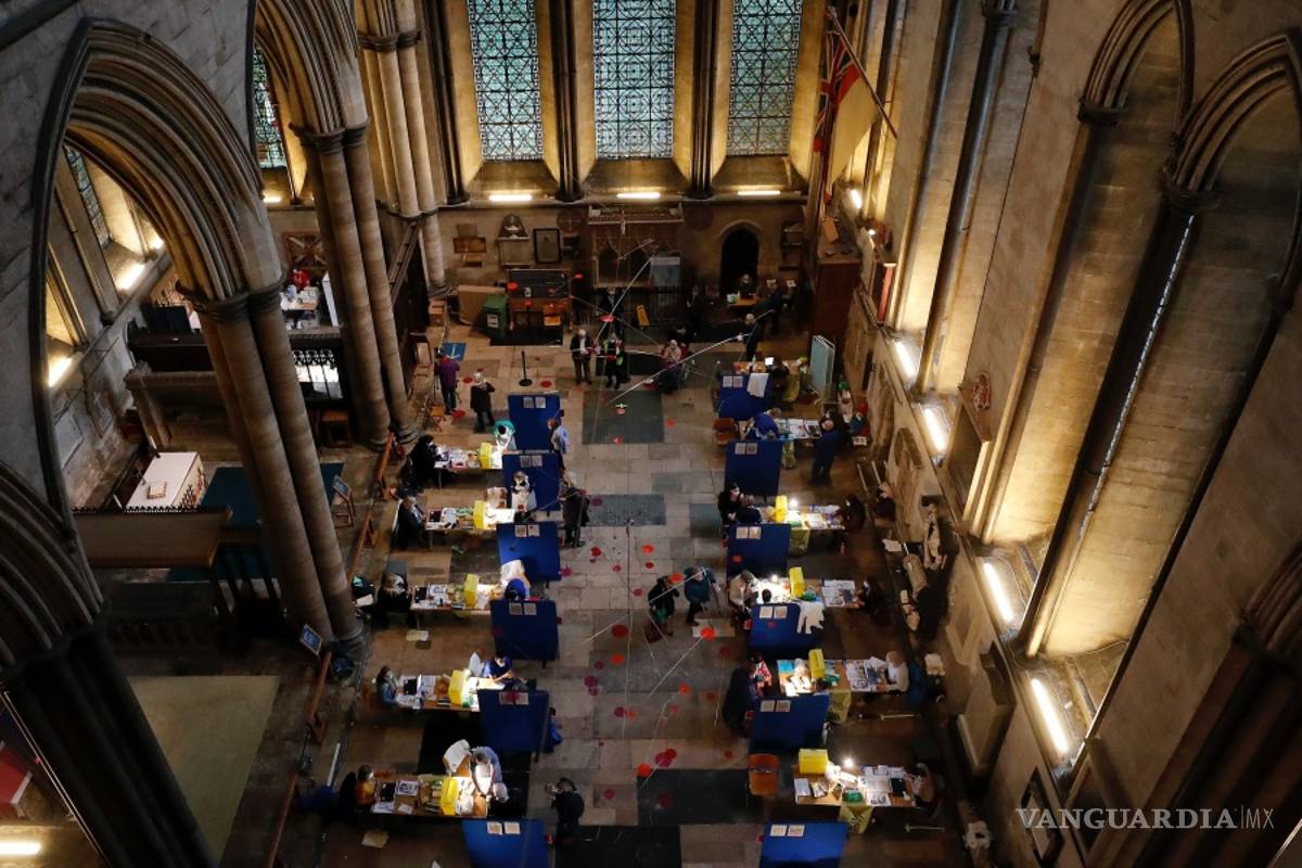 $!Músico de la Catedral de Salisbury toca música mientras reciben la vacuna contra la COVID-19