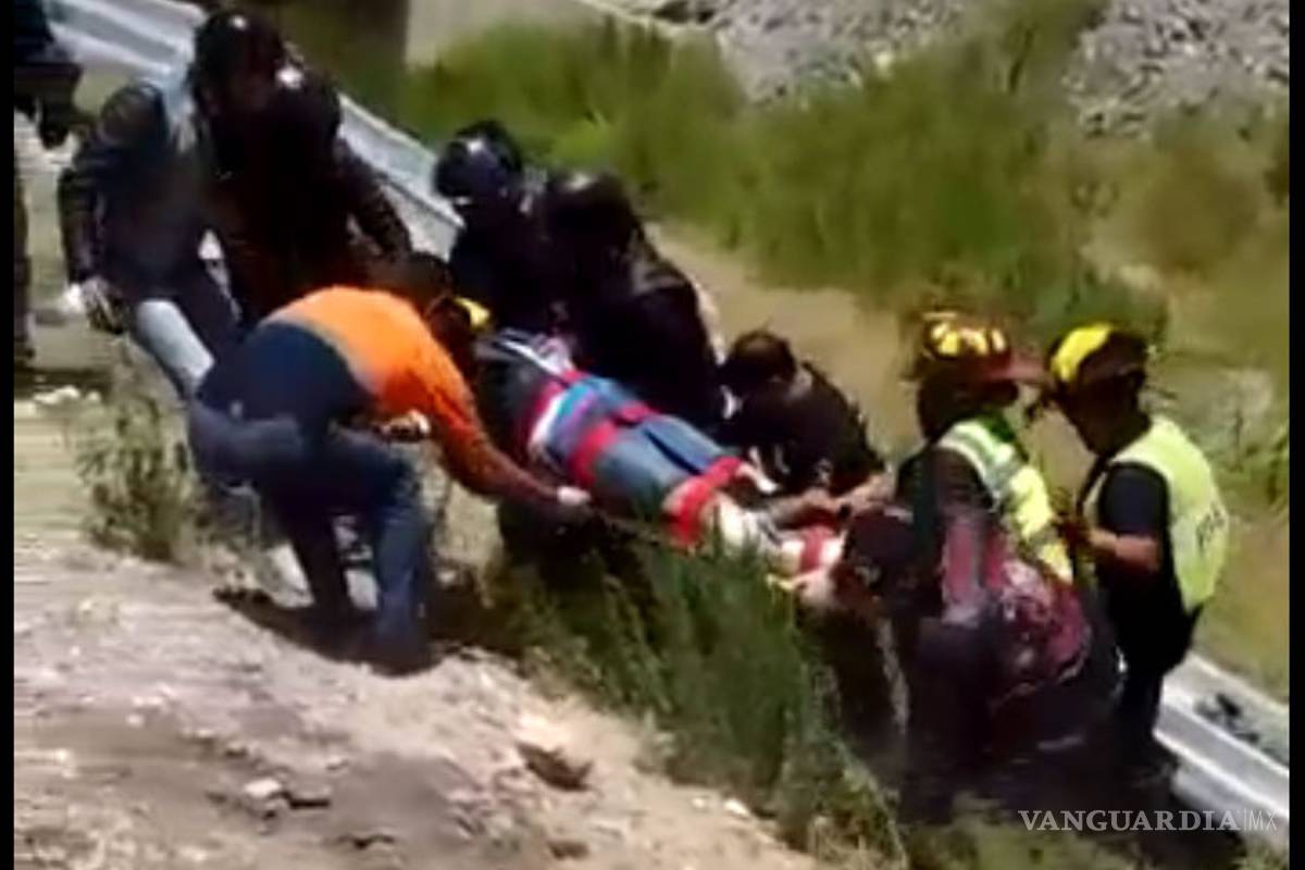 Una pareja de motociclistas ‘vuela’ hasta despeñadero en carretera a Zacatecas