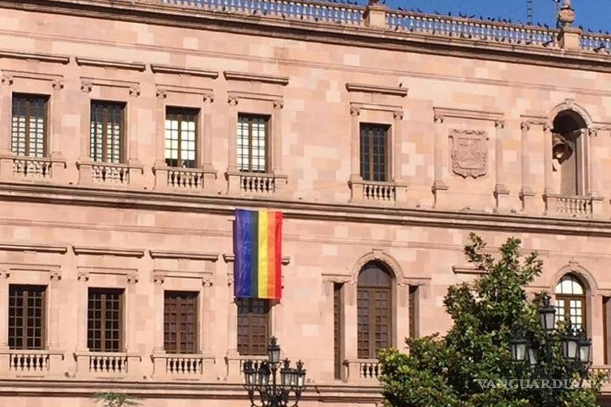 Colocan bandera representativa de la comunidad LGBT en el Palacio de Gobierno