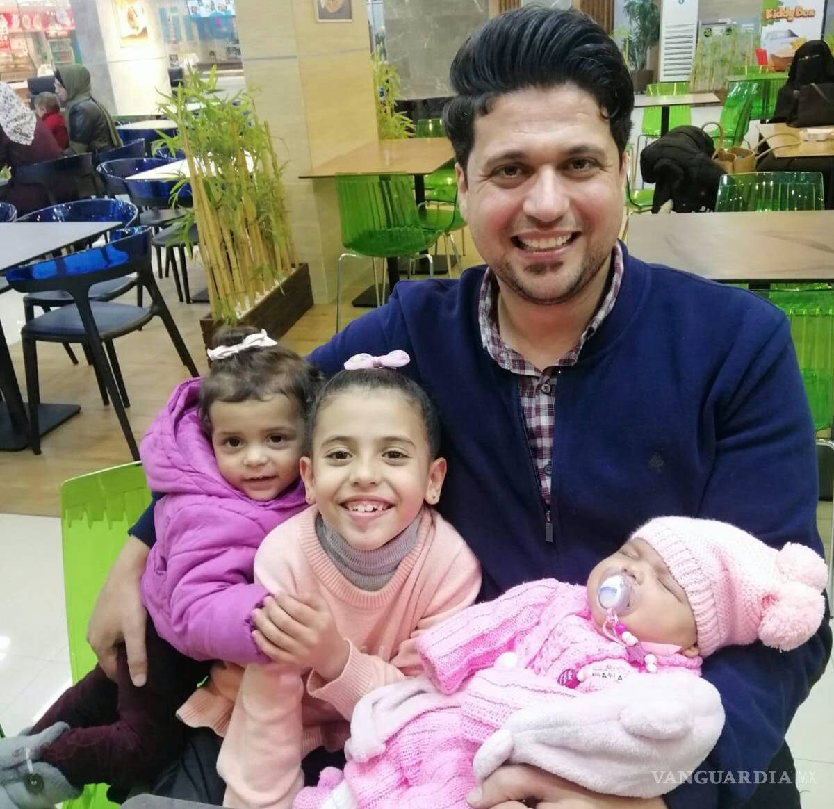 $!El marido de Noor Abu Hassira, Raed abraza a sus tres hijas antes de que comenzara la guerra entre Israel y Hamas, y él fuera detenido por tropas israelíes.