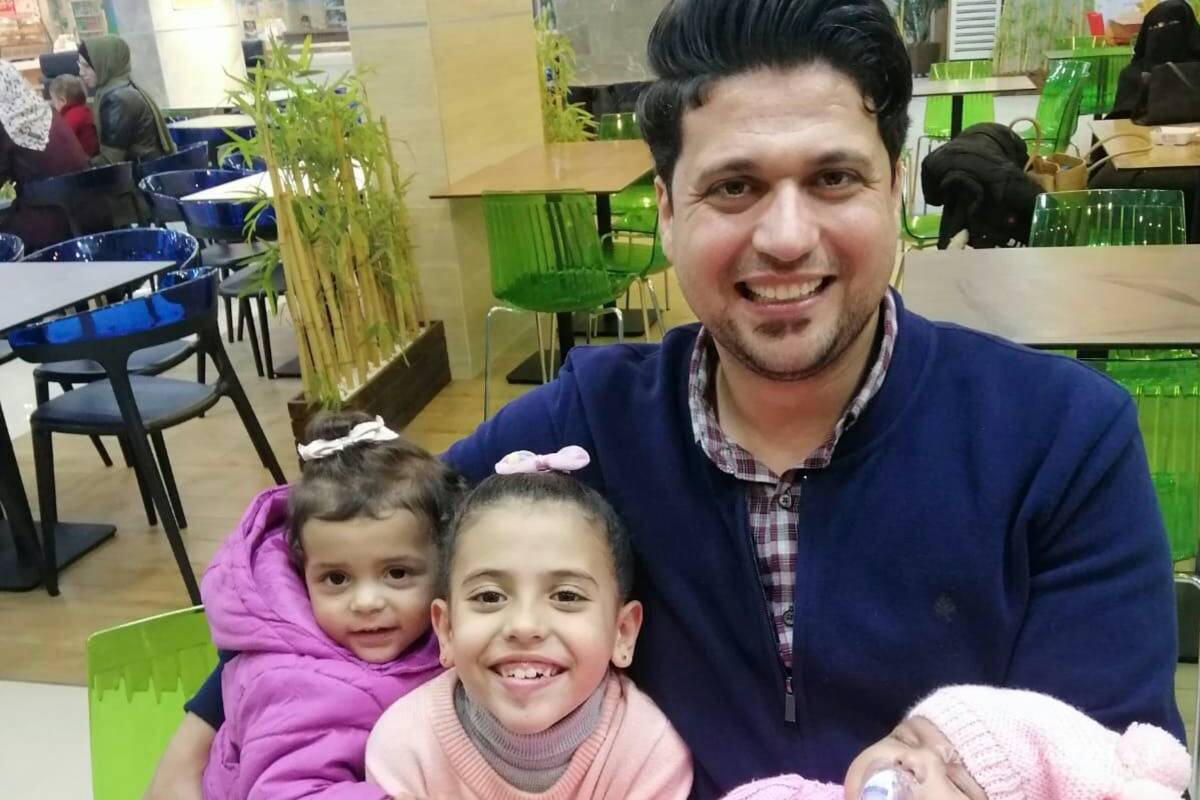 $!El marido de Noor Abu Hassira, Raed abraza a sus tres hijas antes de que comenzara la guerra entre Israel y Hamas, y él fuera detenido por tropas israelíes.