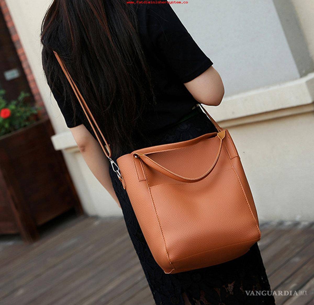 $!¡Víctimas de la moda!, mujeres cargan más de seis kilos en sus bolsas