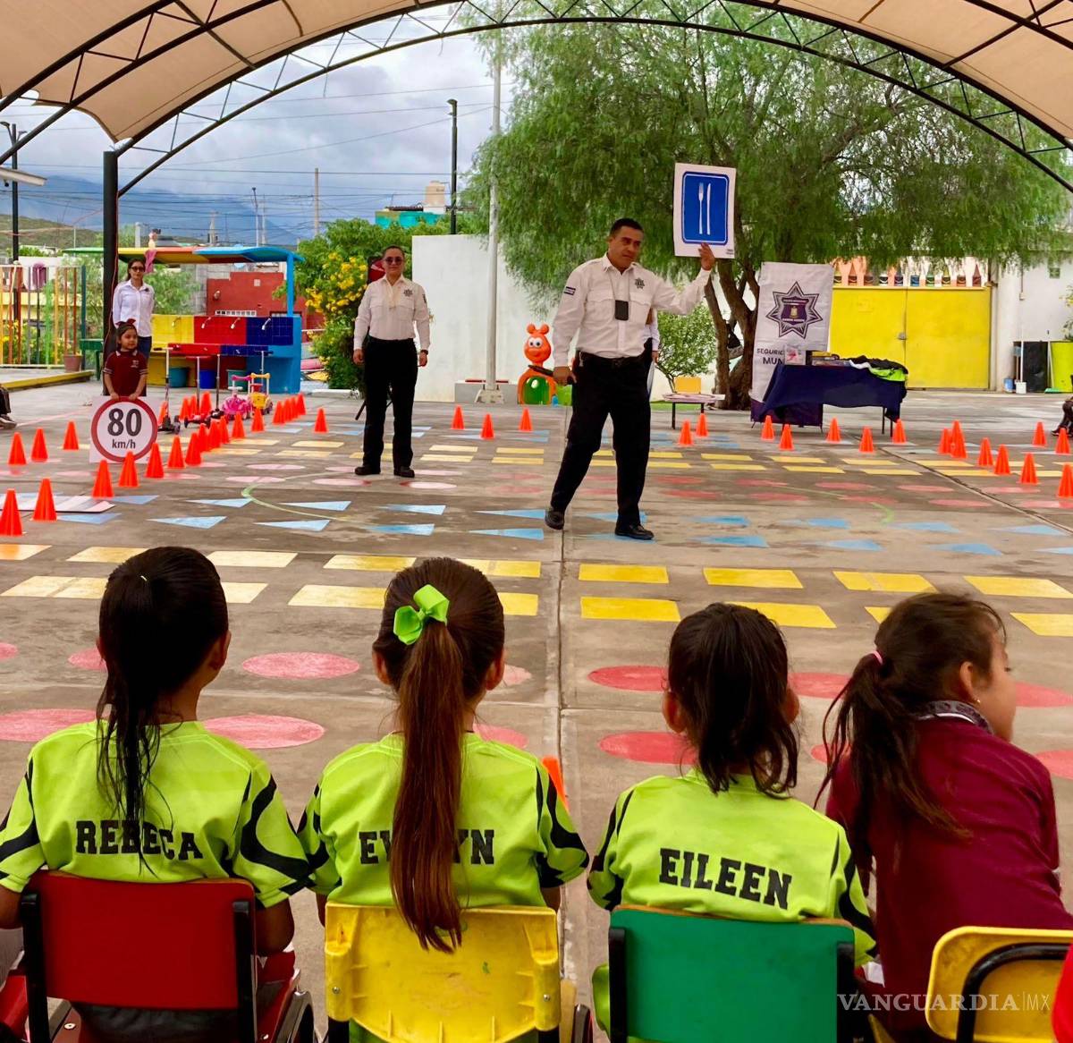 $!Niñas y niños participaron en charlas sobre educación vial y el papel de las corporaciones de seguridad en la comunidad.