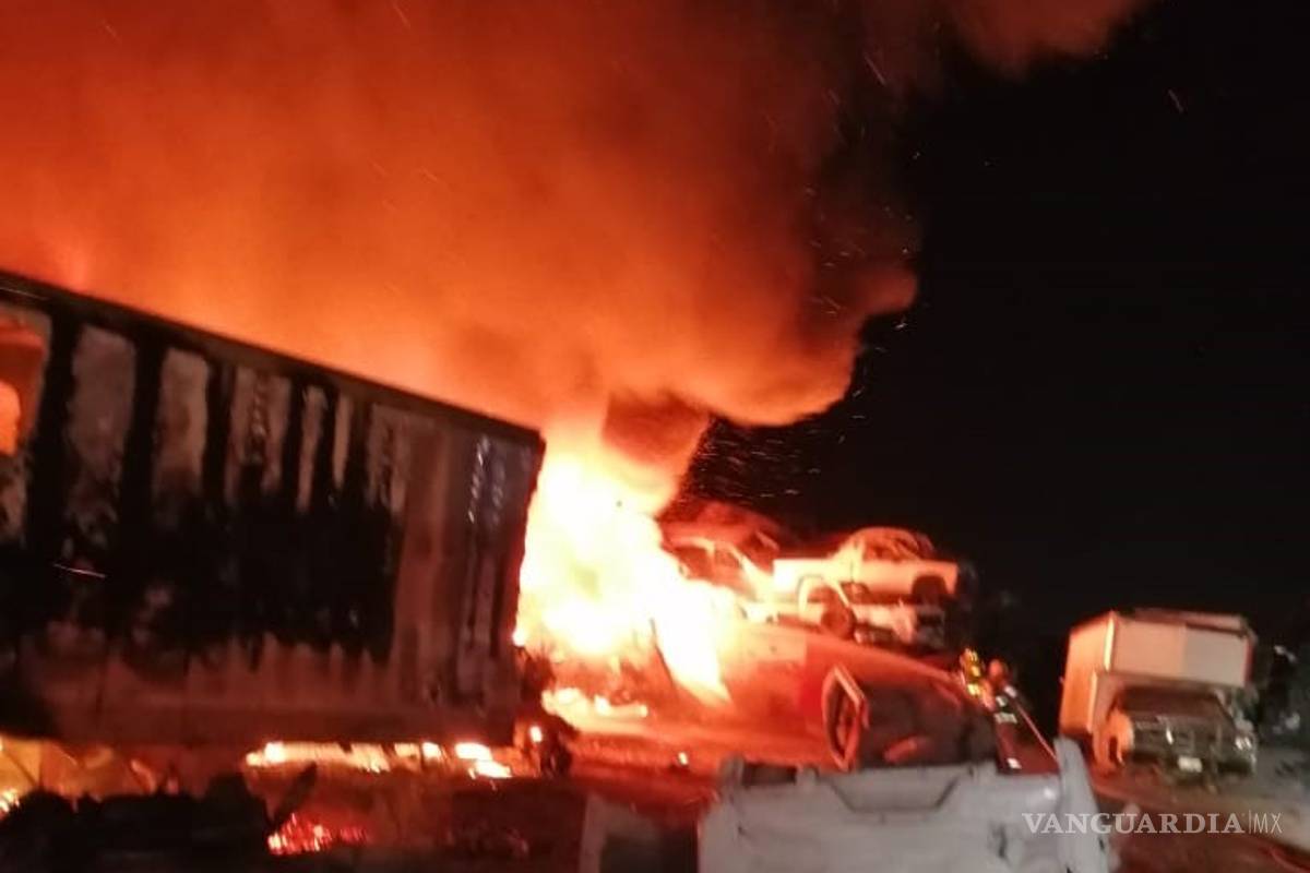 Arde corralón de Grúas Saltillo y 160 vehículos