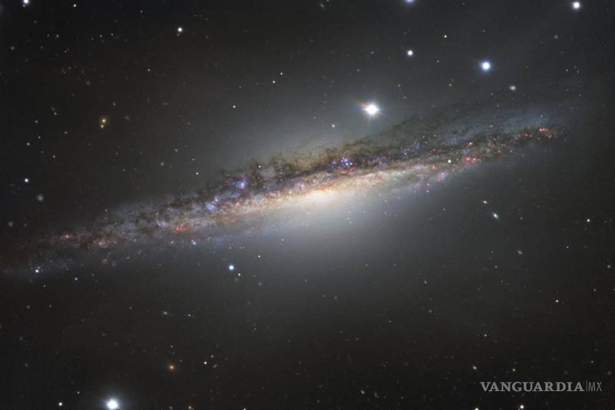 Difunden una imagen de la galaxia NGC 1055, hermana mayor de la Vía Láctea