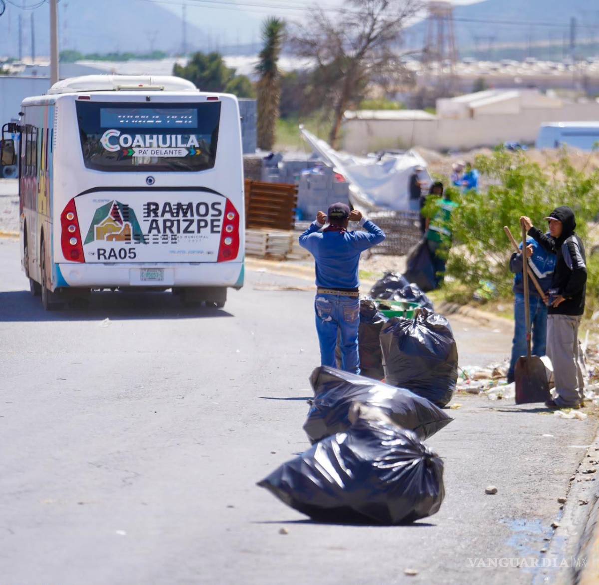 $!Los trabajos incluyeron el retiro de residuos que afectaban la imagen urbana y la movilidad.