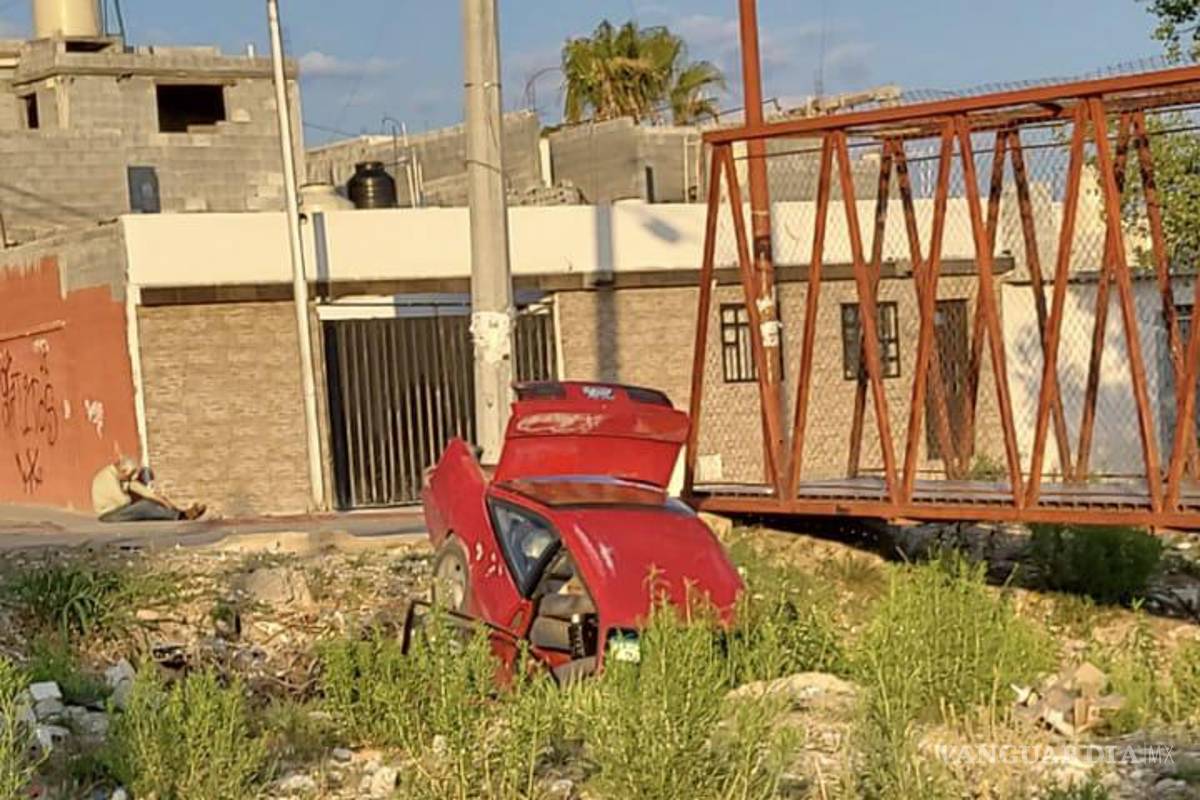 Adulto mayor sufre mareo mientras conduce y termina en arroyo de Saltillo