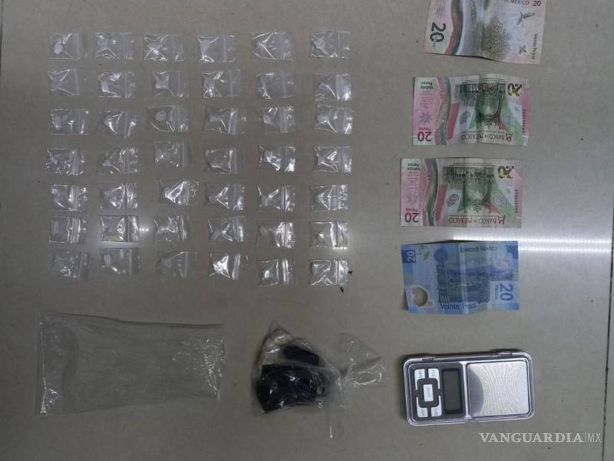 $!Al presunto se le decomisaron 42 dosis de cristal, un envoltorio de cocaína en piedra y una báscula digital