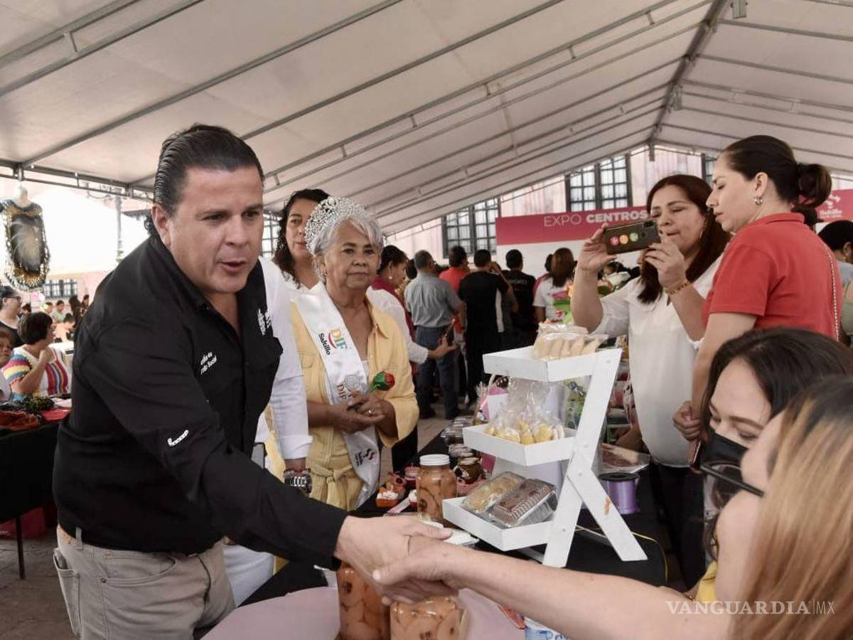 $!Más de 60 expositores de los 31 Centros Comunitarios municipales exhibieron sus productos, resultado de los cursos y talleres ofrecidos en estas instalaciones.