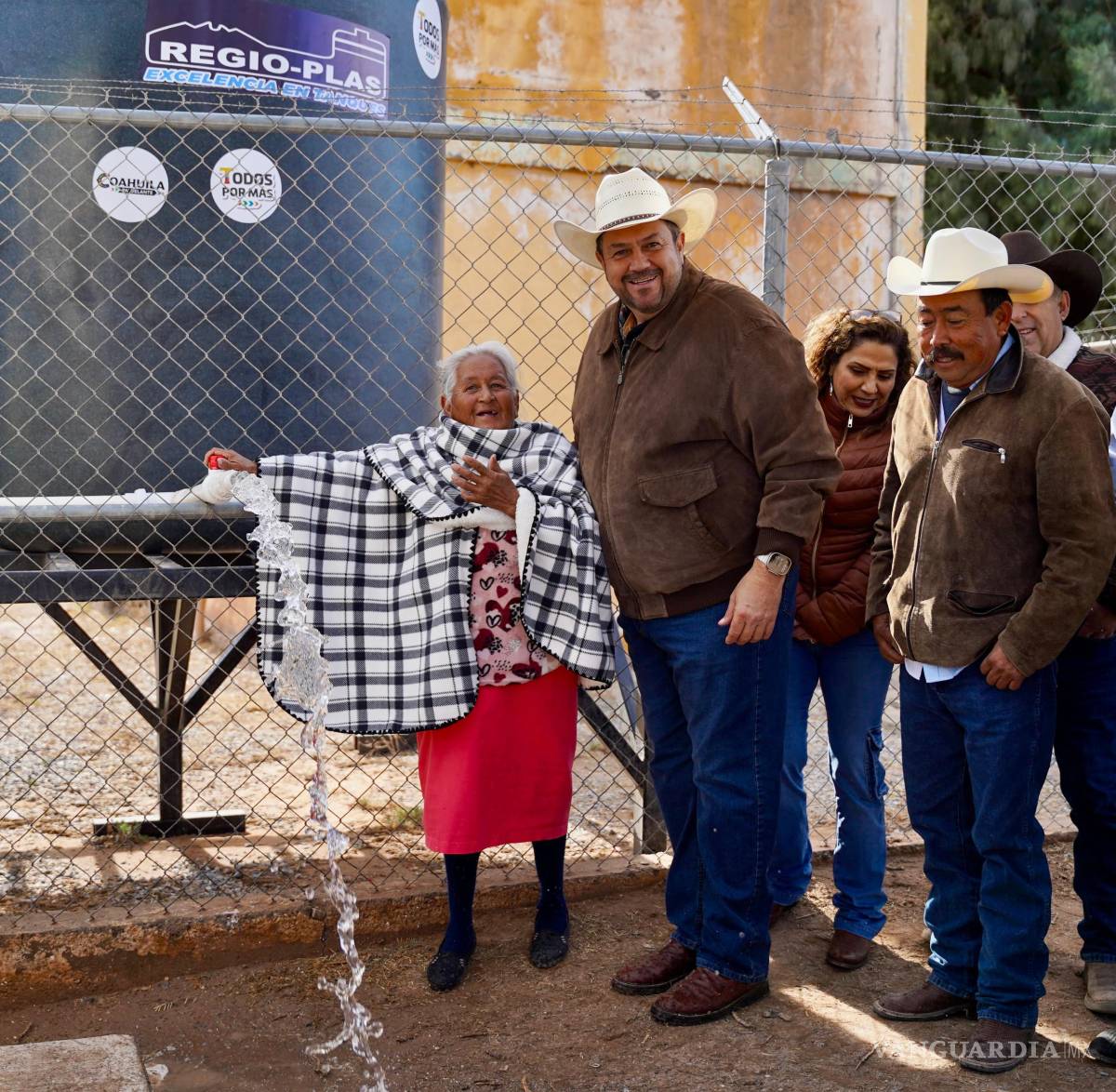$!La colocación de tinacos en la planta potabilizadora fortalece el acceso al agua para las familias del ejido.