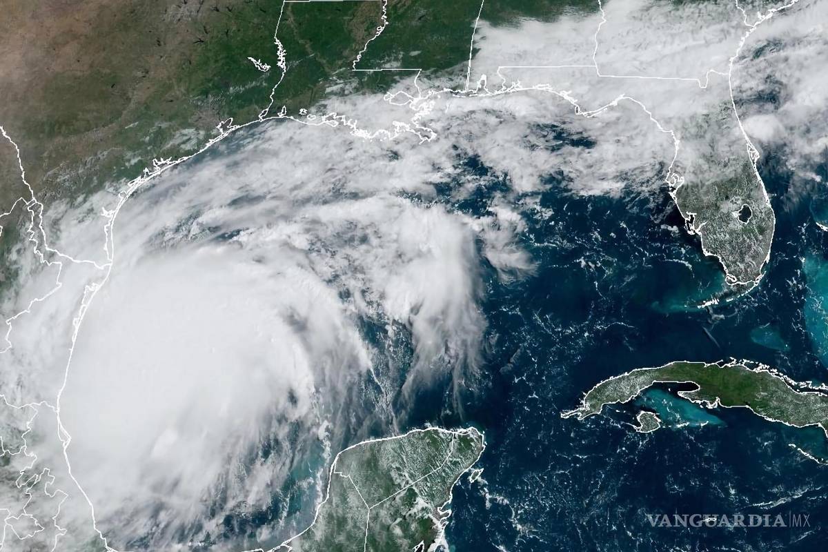 $!Convertido ya en huracán categoría 1, “Francine” presentaba la tarde de este martes vientos continuos de 120 kilómetros por hora, en su camino hacia Luisiana.