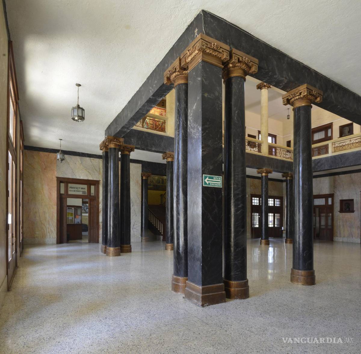 $!La monumentalidad del vestíbulo imponen con columnas.