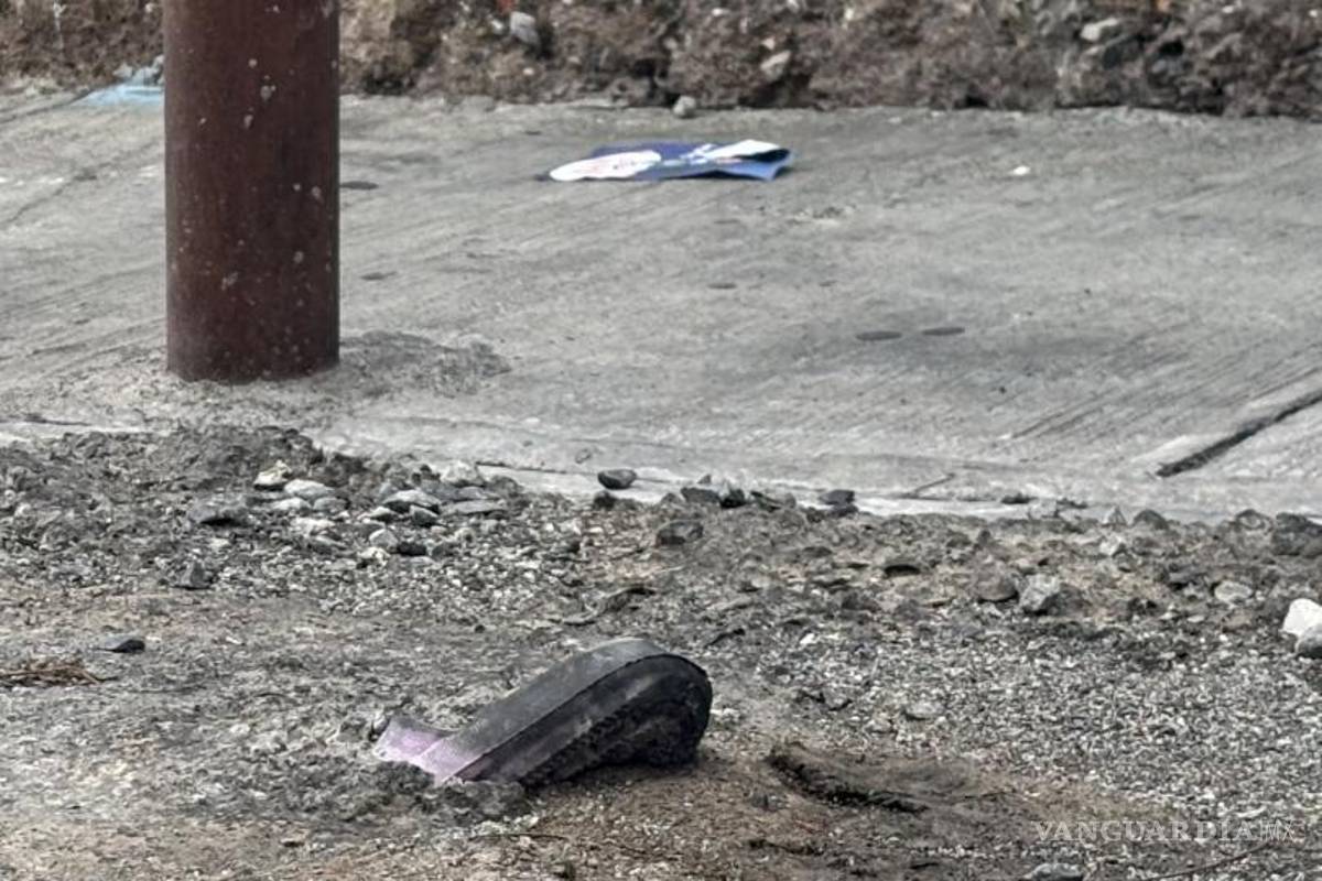 $!El calzado de una vecina permanece incrustado en el concreto derramado por la revolvedora, símbolo del abandono oficial y del dolor que aún persiste en la zona afectada.