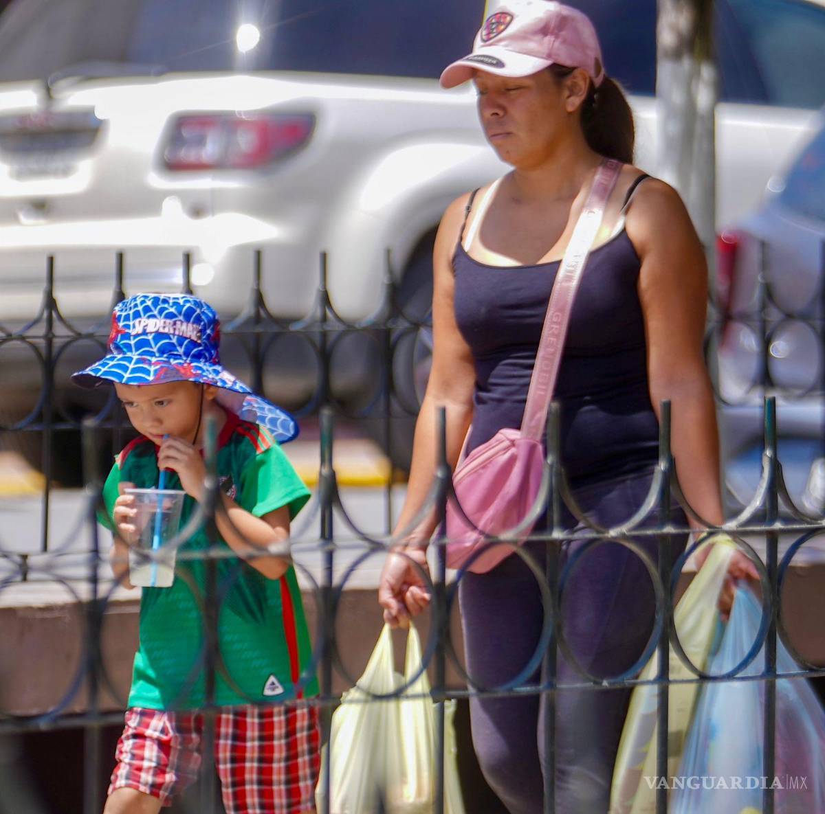 $!Niñas, niños, adultos mayores y trabajadores al aire libre son considerados entre los sectores más vulnerables ante el calor extremo.