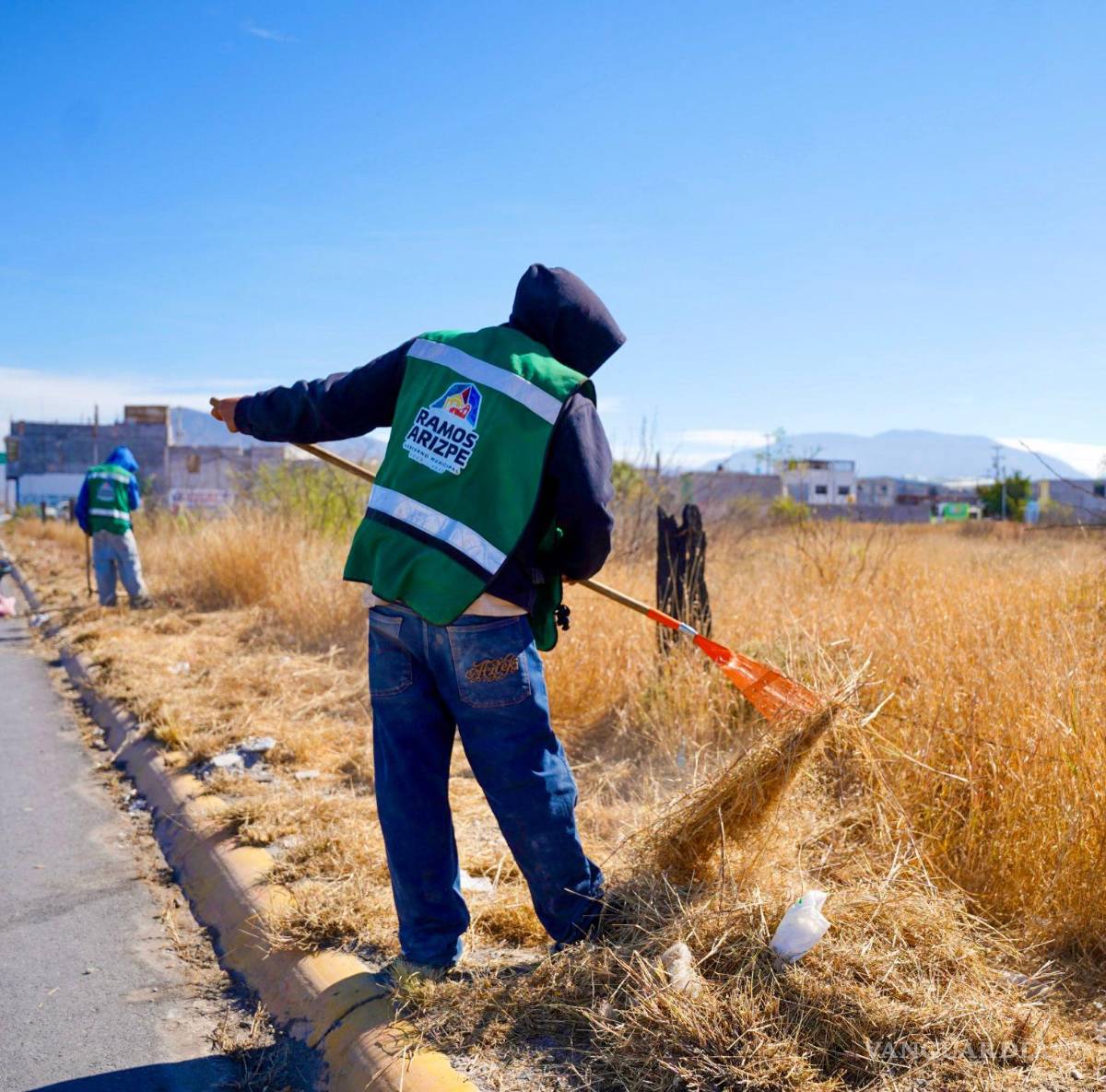 $!Las jornadas de descacharrización y deshierbe permiten prevenir riesgos sanitarios y recuperar espacios públicos para la convivencia familiar.