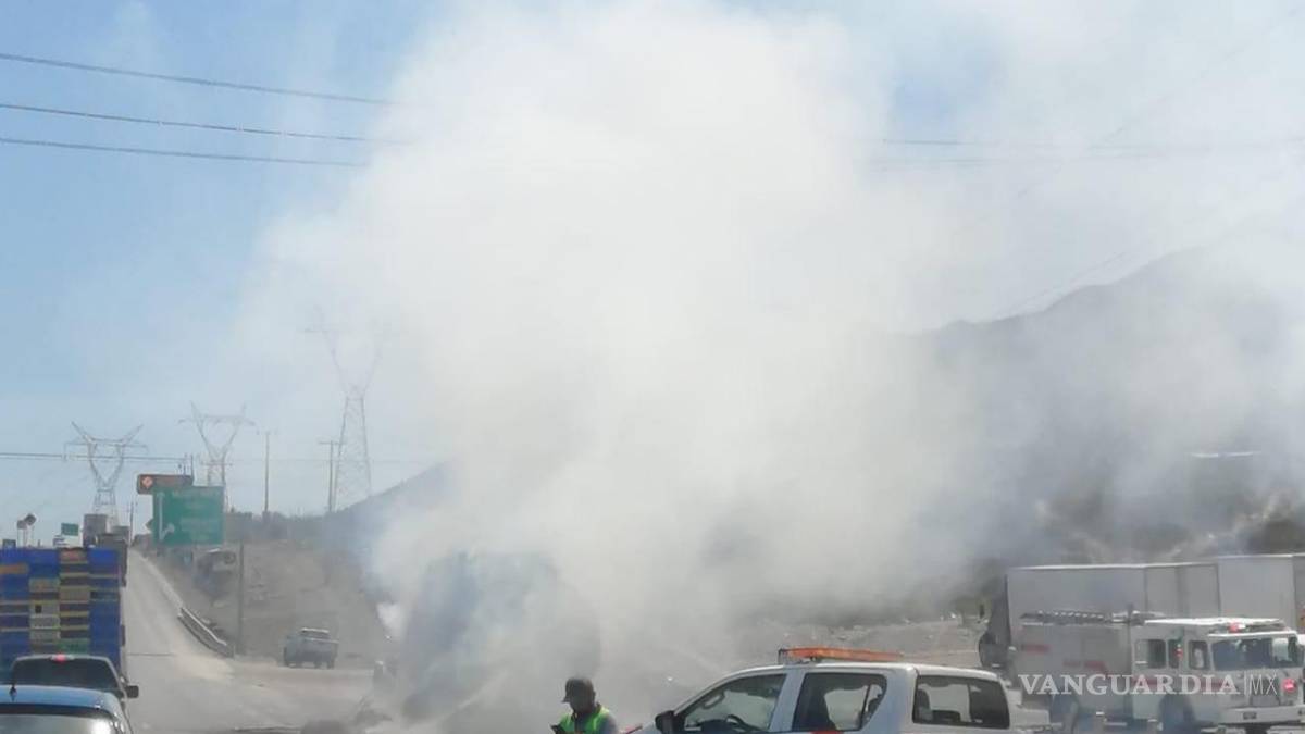 Tráiler sufre incendio y se consumen 40 toneladas de alfalfa en carretera Monterrey-Saltillo