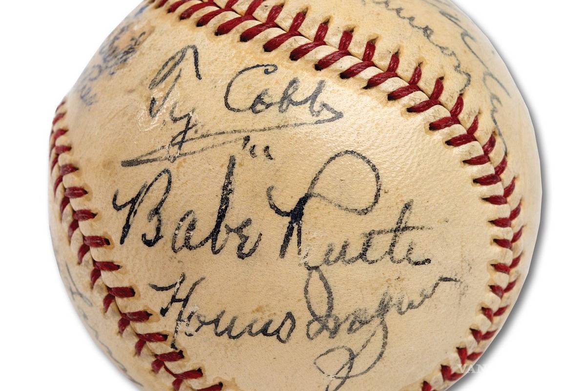 El precio récord de una pelota de béisbol firmada por 11 Salón de la Fama