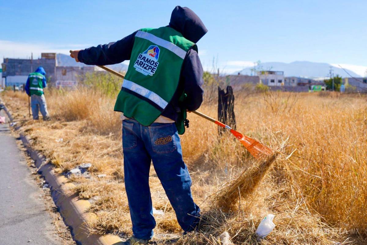 $!Las jornadas de descacharrización y deshierbe permiten prevenir riesgos sanitarios y recuperar espacios públicos para la convivencia familiar.