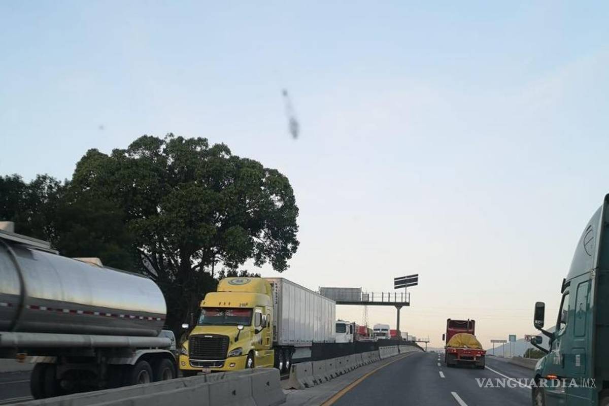 Tráiler cargado de alcohol paralizó la carretera 57 Saltillo-Los Chorros por 4 horas