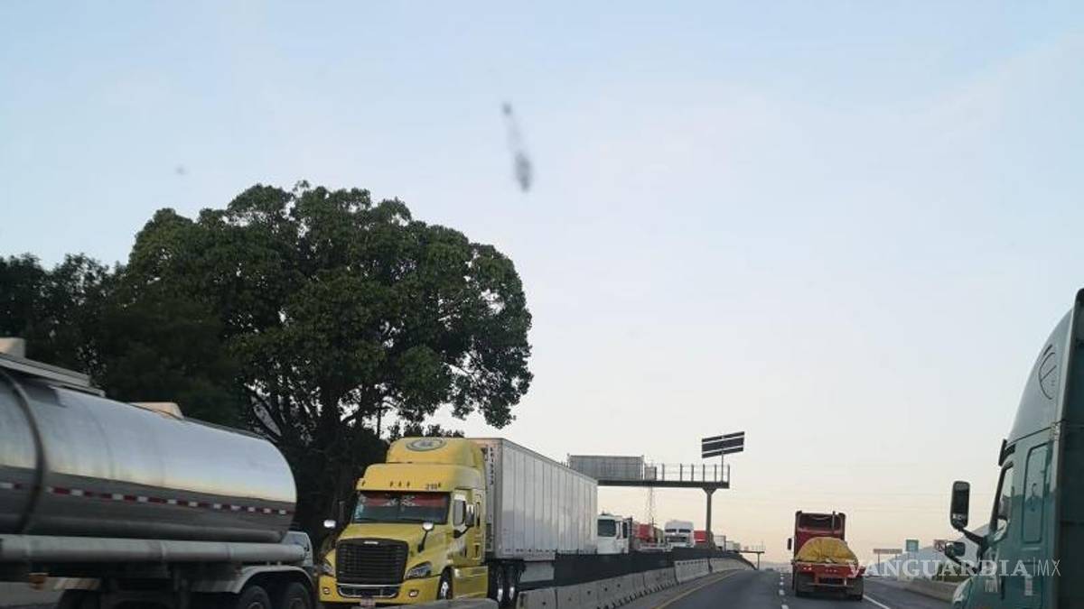 Tráiler cargado de alcohol paralizó la carretera 57 Saltillo-Los Chorros por 4 horas