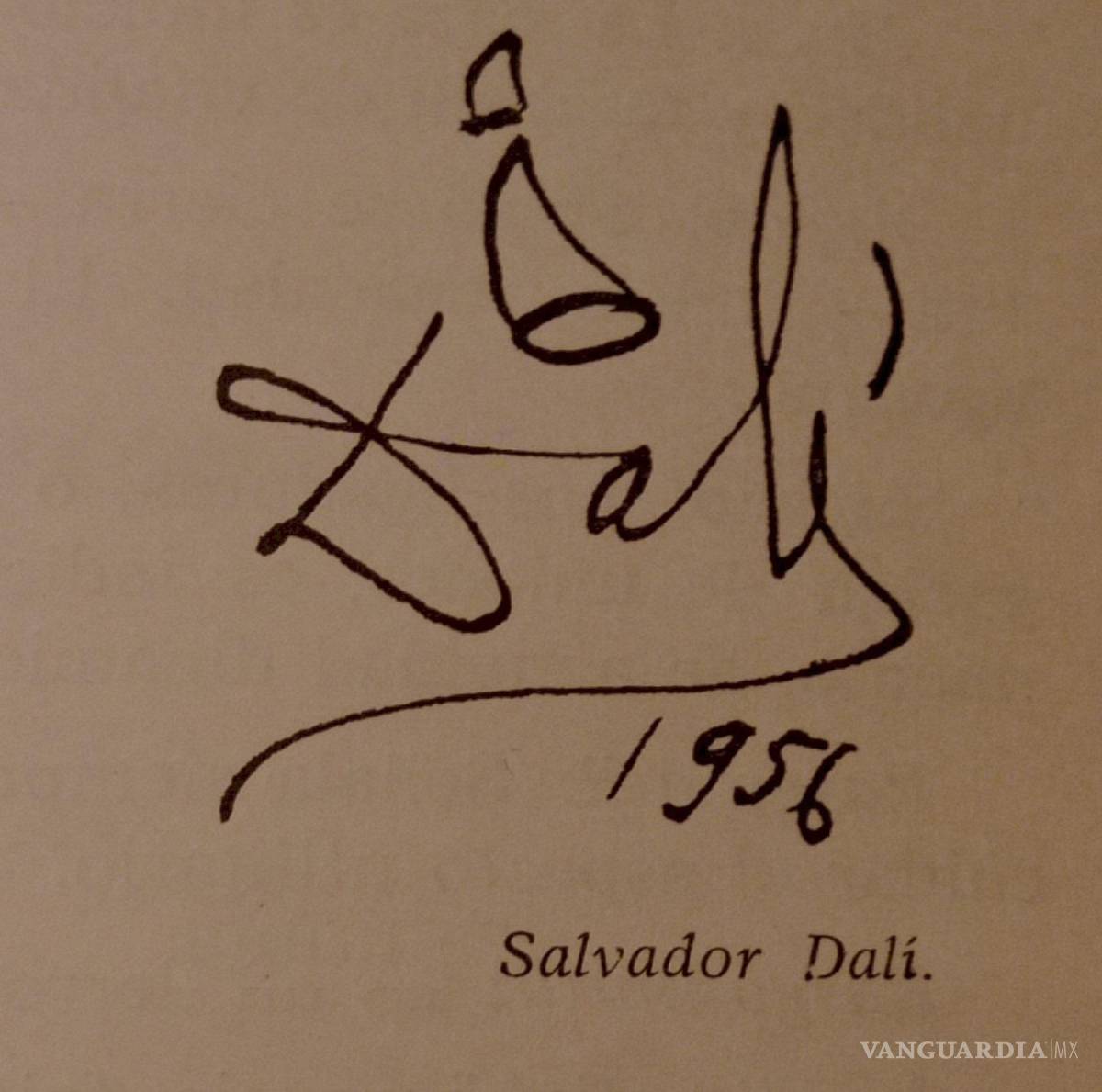 $!En la firma de Dalí queda patente el asombroso genio y su agudo sentido del humor, al colocar sobre la letra 'a', tomándola como una cabeza, una barretina (sombrero típico catalán). Los devaneos de las letras hacia la derecha y en vertical, aparentan un auténtico baile armonioso que demuestra la lucidez de su autor. EFE/Isabel Martínez Pita