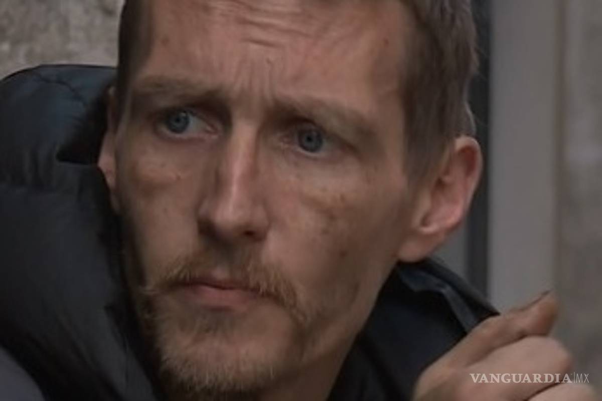 Ayuda un indigente a las víctimas del ataque de Manchester