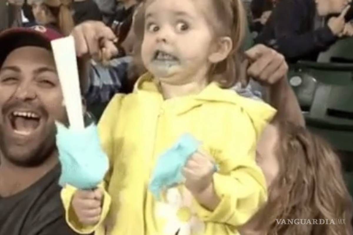 Niña enloquece las redes al comer algodón de azúcar