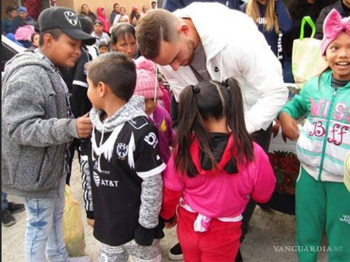 $!Vincent Janssen aprovecha tiempo libre para entregar despensas en Monterrey