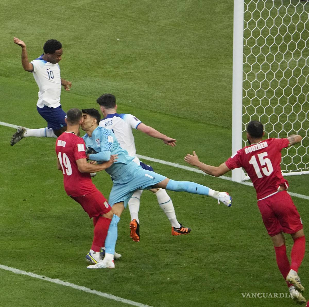 $!Momento del impacto entre el arquero y su defensor.